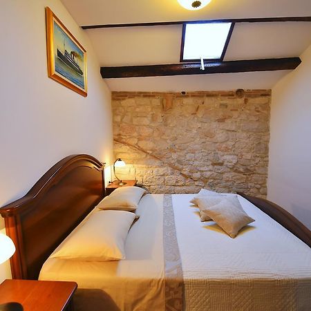 Antique Apartment Arsenale Rovinj Buitenkant foto